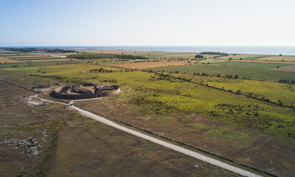 Vy över Eketorps borg och världsarvet.
