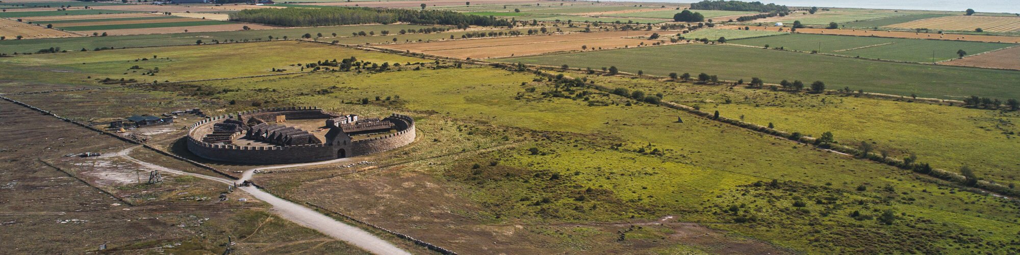 Vy över Eketorps borg och världsarvet.