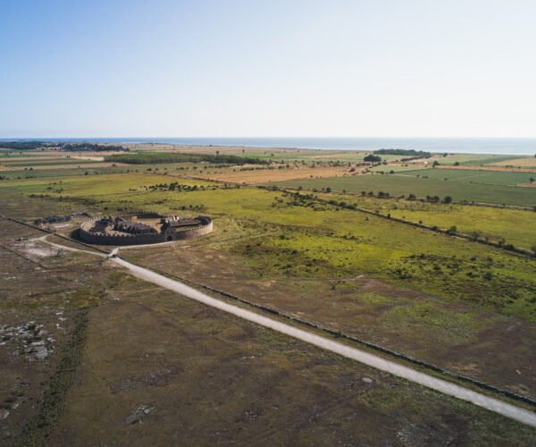 Vy över Eketorps borg och världsarvet.