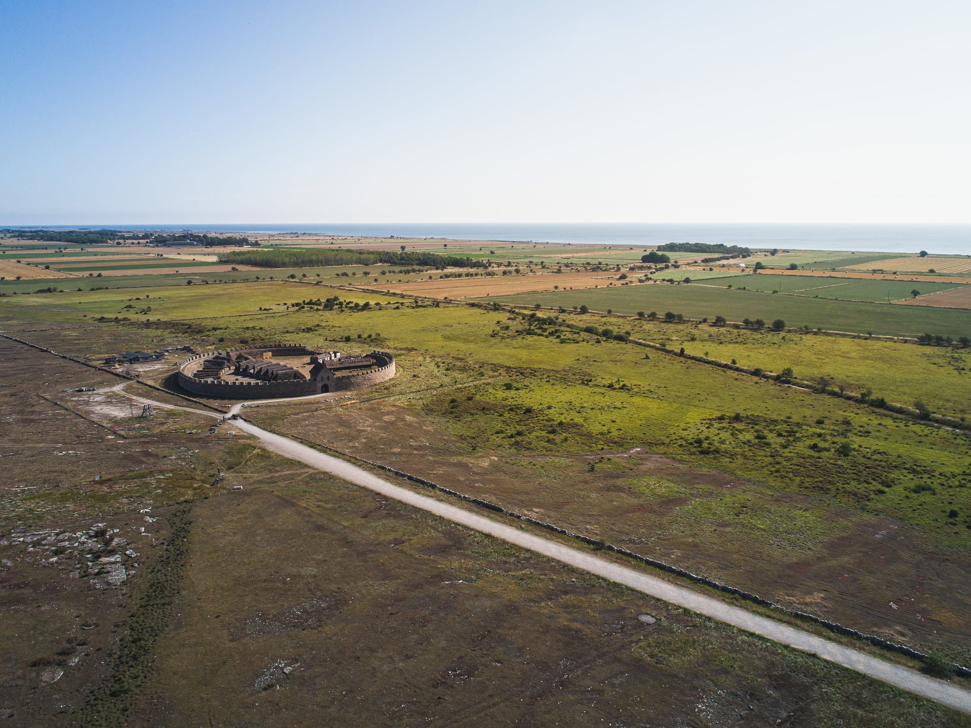 Vy över Eketorps borg och världsarvet.