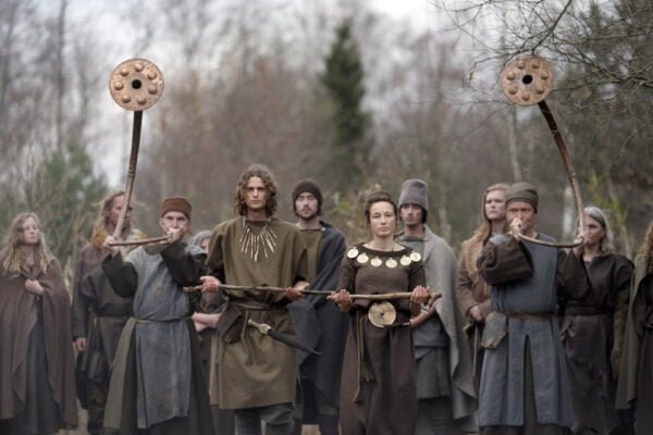 En grupp personer i medeltida kläder vid en ceremoni.