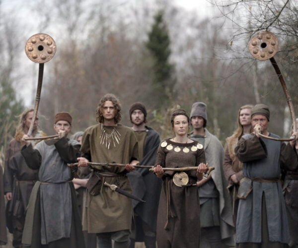 En grupp personer i medeltida kläder vid en ceremoni.