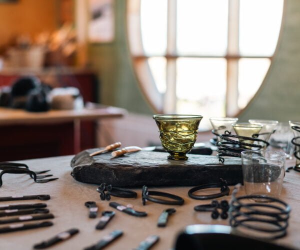 Ett bort med glas och föremål i smidesjärn.