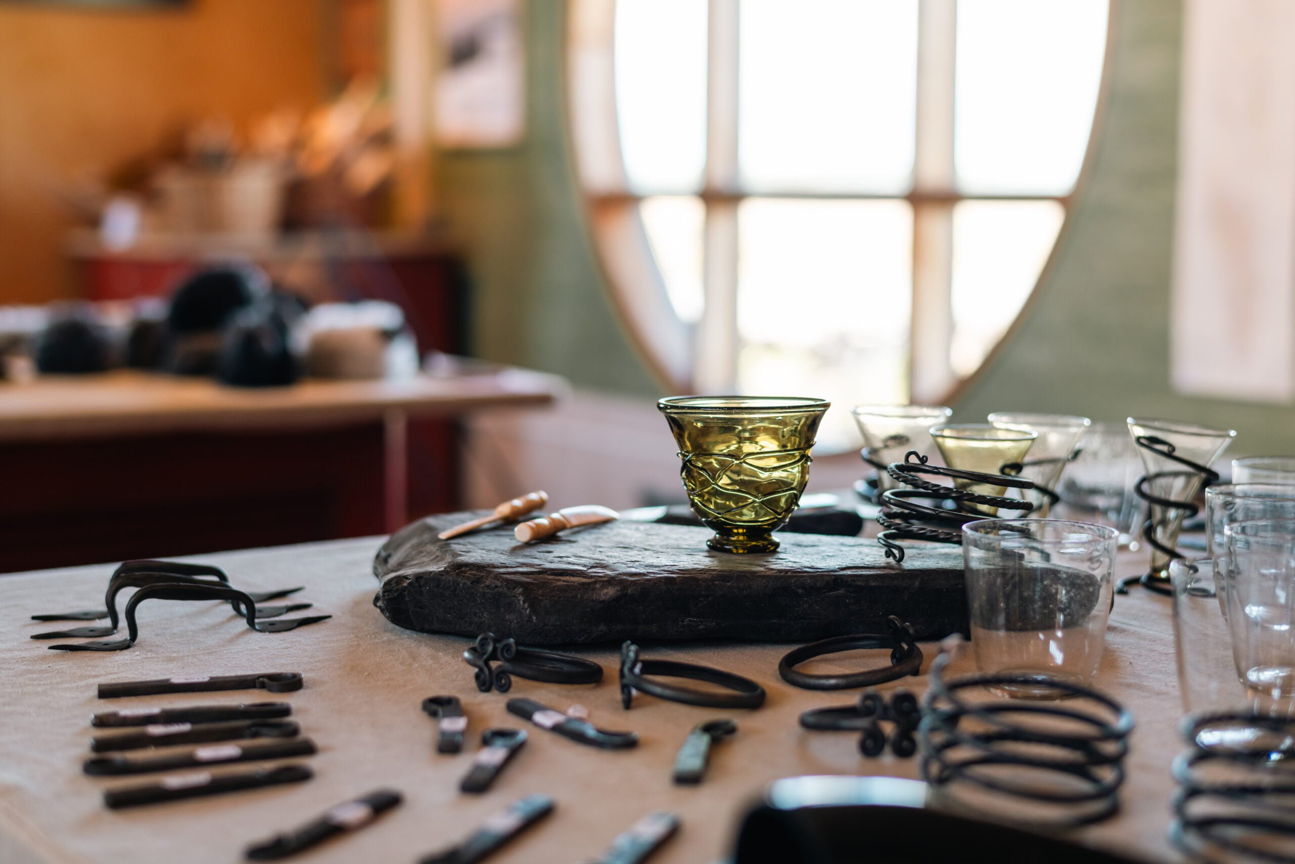 Ett bort med glas och föremål i smidesjärn.